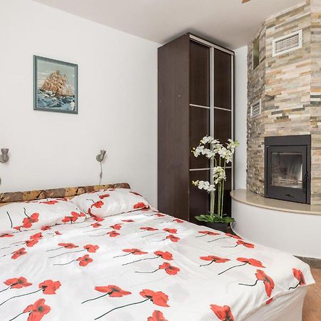 1 Bedroom Beautiful Apartment In Vrh Vrh  Bagian luar foto