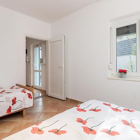 1 Bedroom Beautiful Apartment In Vrh Vrh  Bagian luar foto