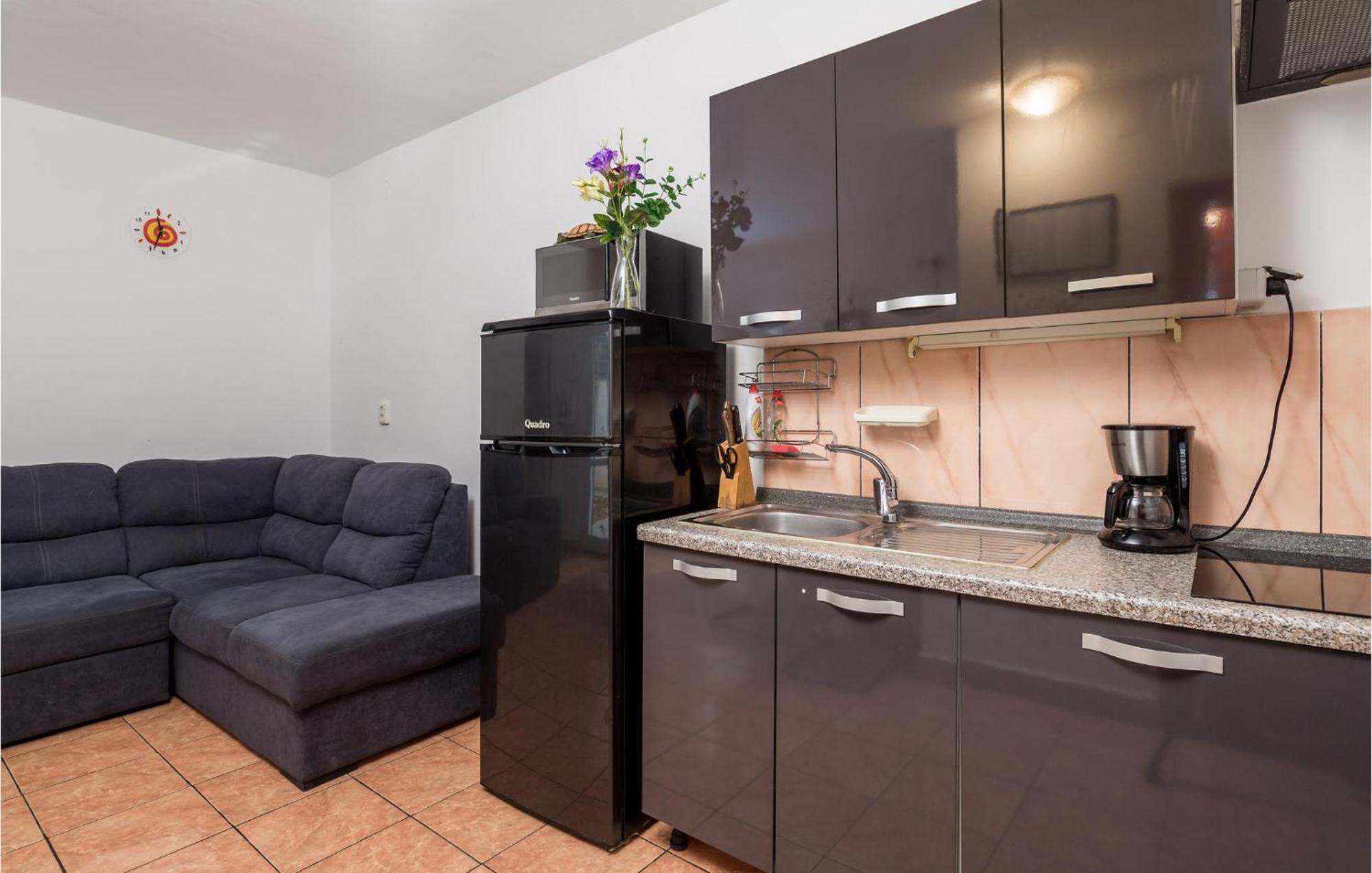 1 Bedroom Beautiful Apartment In Vrh Vrh  Bagian luar foto