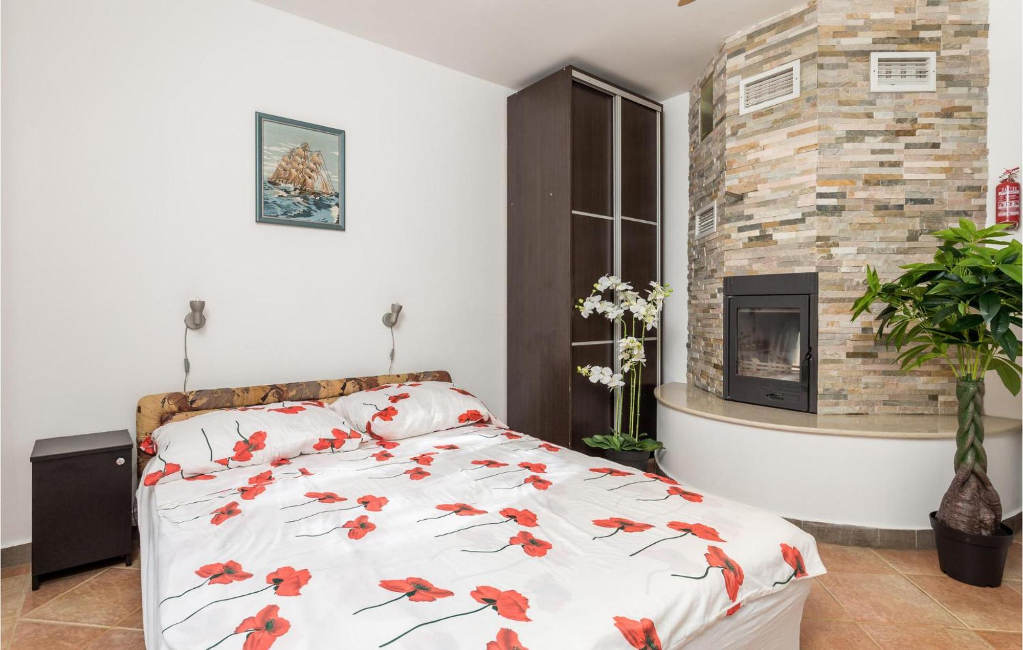 1 Bedroom Beautiful Apartment In Vrh Vrh  Bagian luar foto