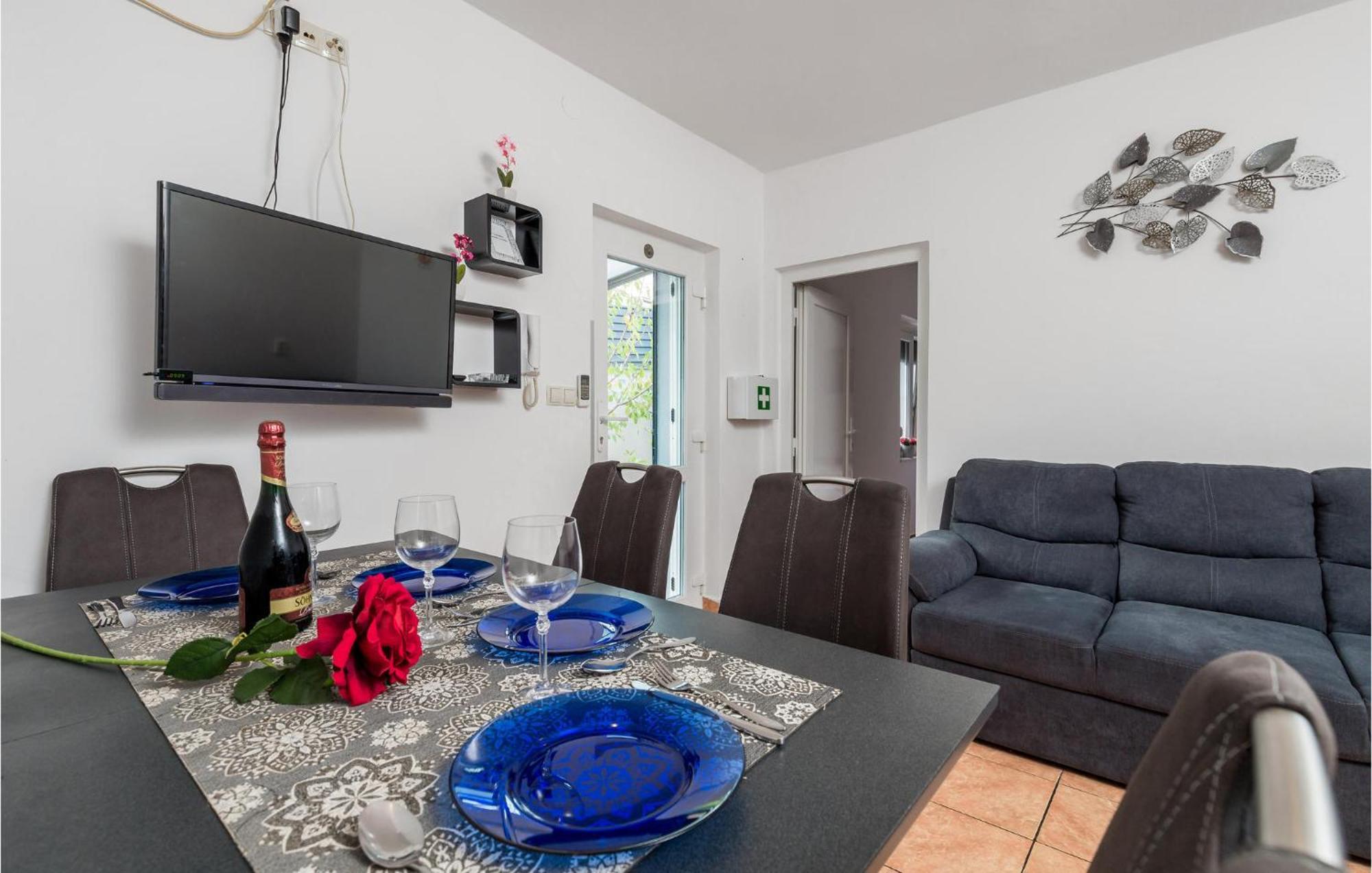 1 Bedroom Beautiful Apartment In Vrh Vrh  Bagian luar foto