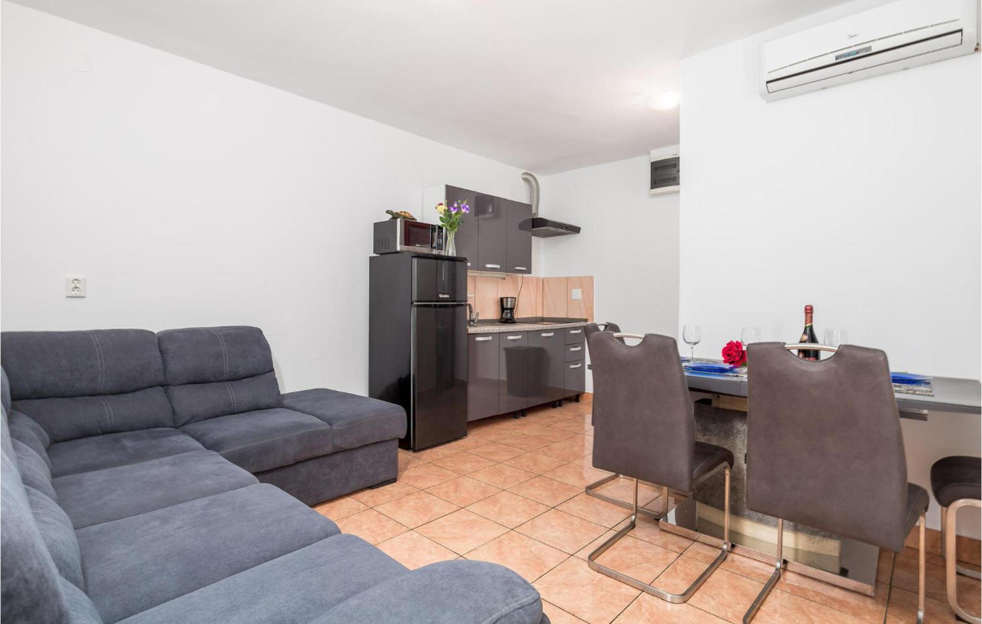 1 Bedroom Beautiful Apartment In Vrh Vrh  Bagian luar foto