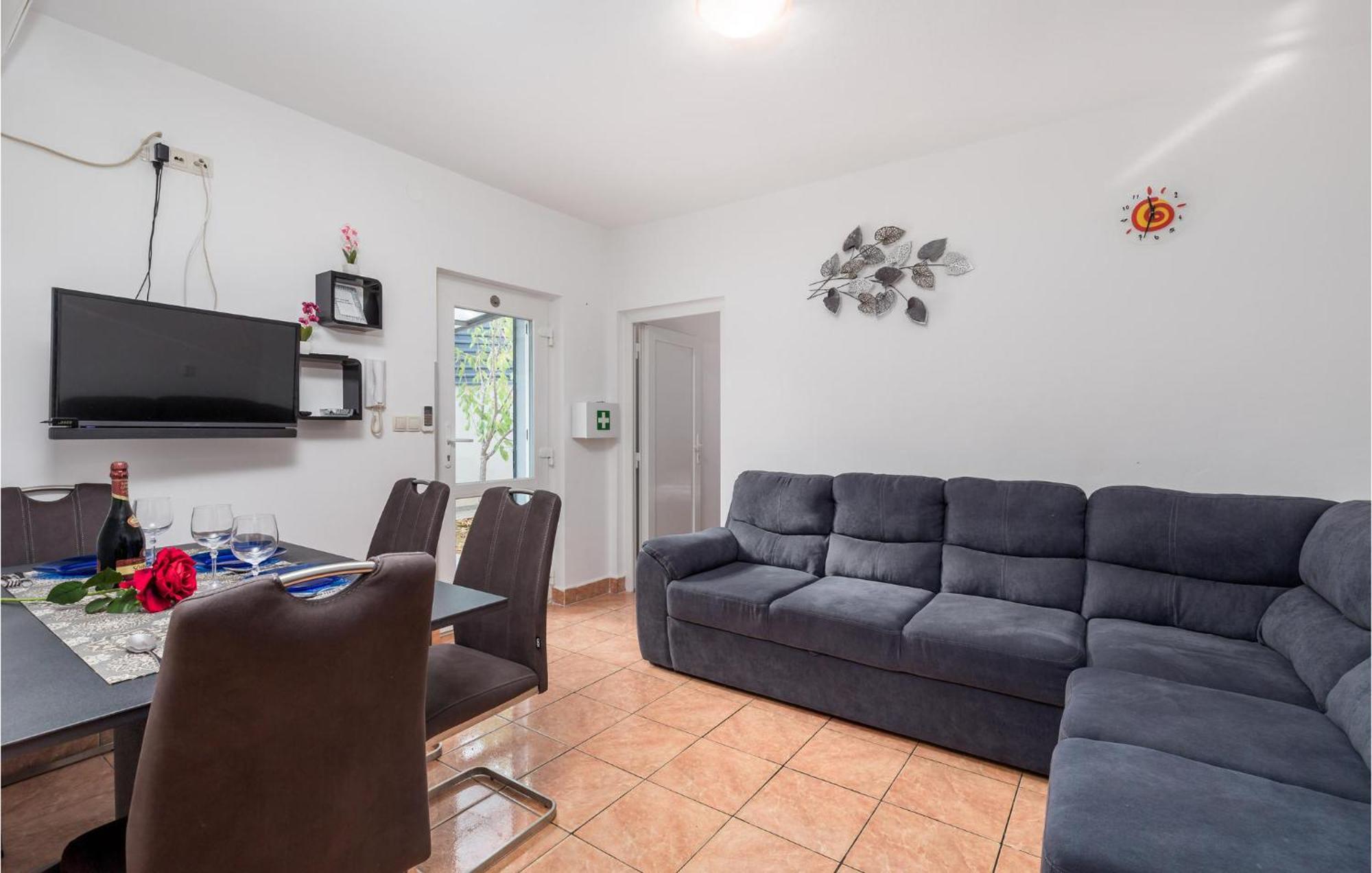 1 Bedroom Beautiful Apartment In Vrh Vrh  Bagian luar foto