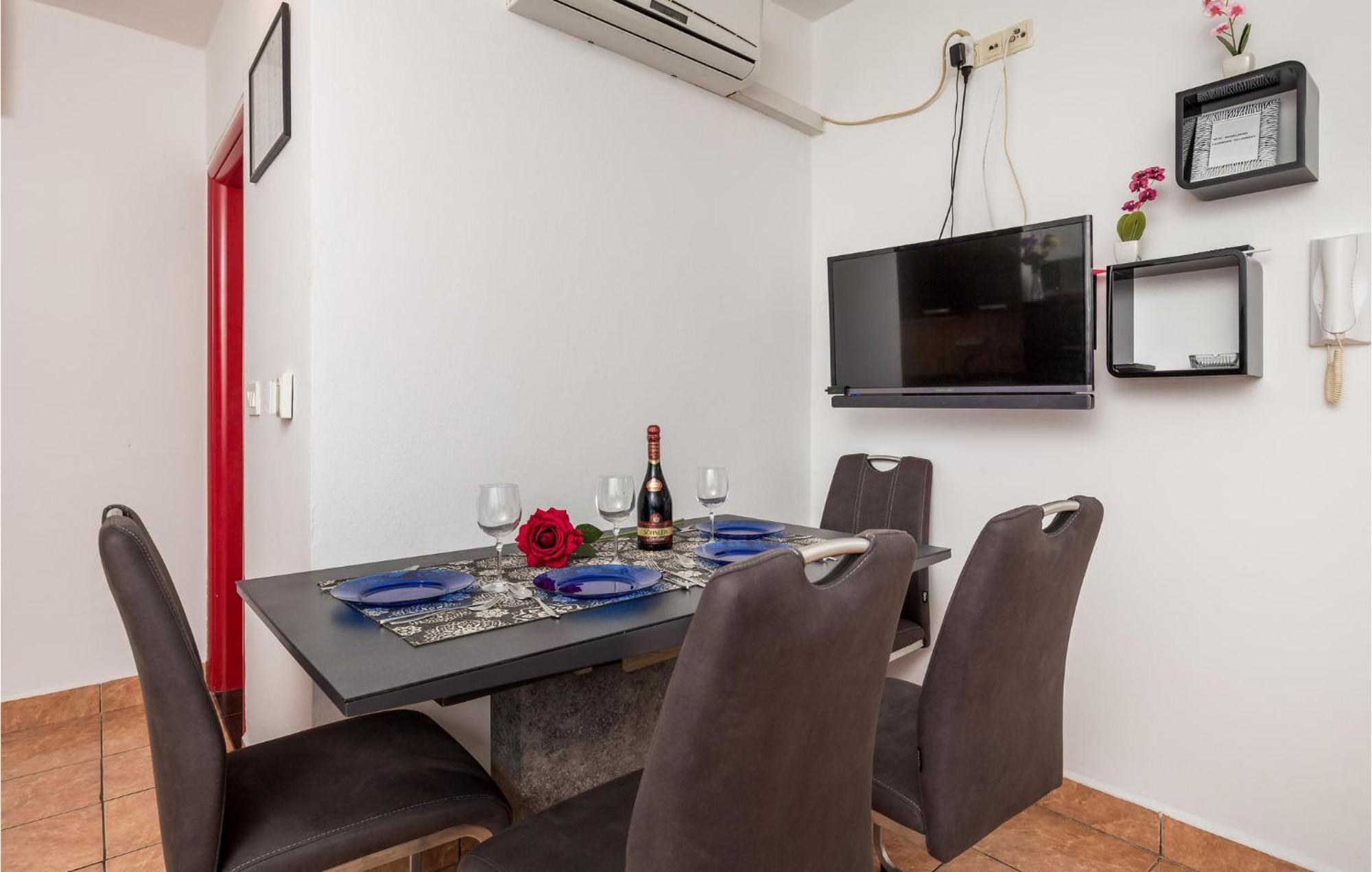 1 Bedroom Beautiful Apartment In Vrh Vrh  Bagian luar foto