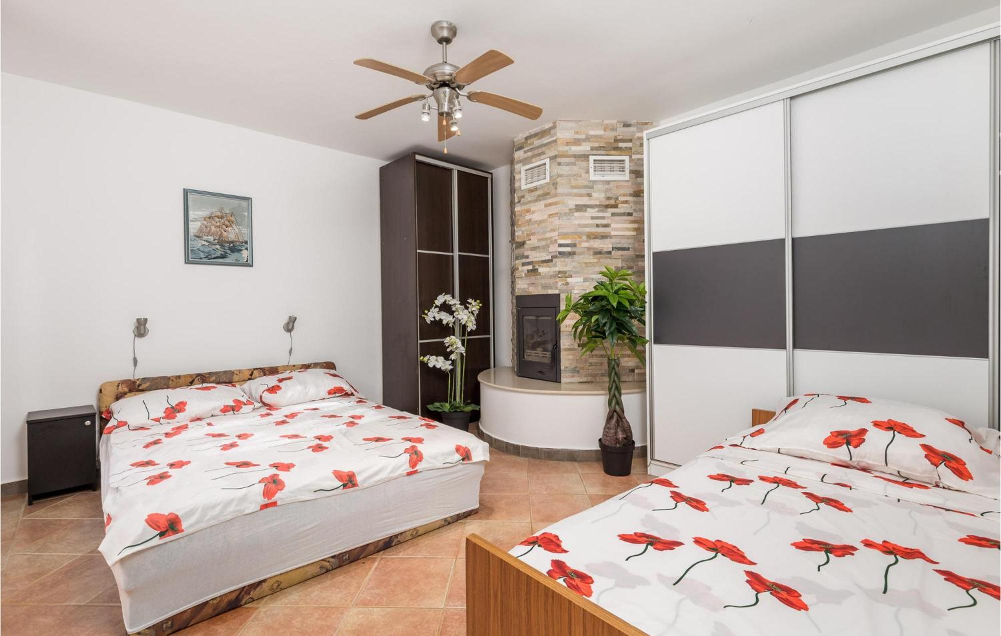 1 Bedroom Beautiful Apartment In Vrh Vrh  Bagian luar foto