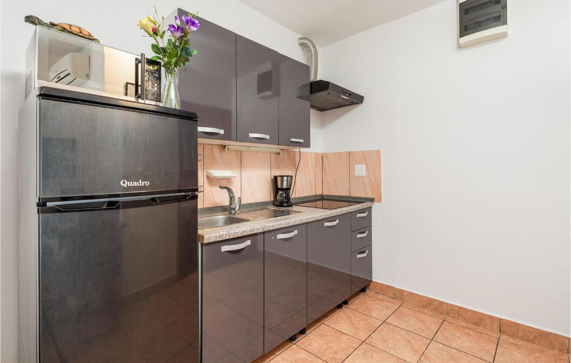 1 Bedroom Beautiful Apartment In Vrh Vrh  Bagian luar foto