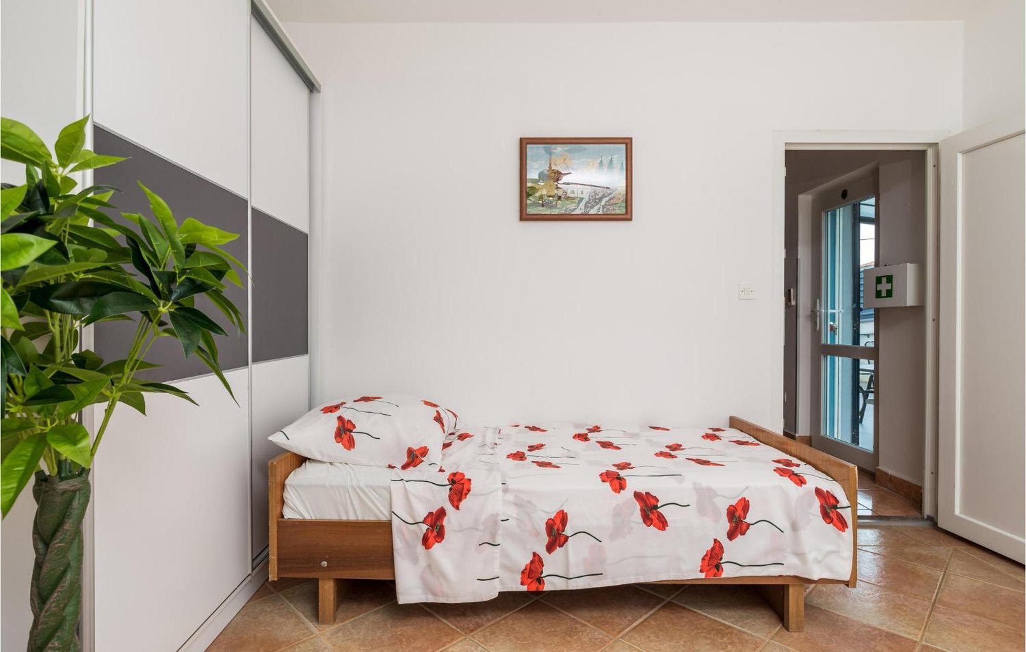 1 Bedroom Beautiful Apartment In Vrh Vrh  Bagian luar foto